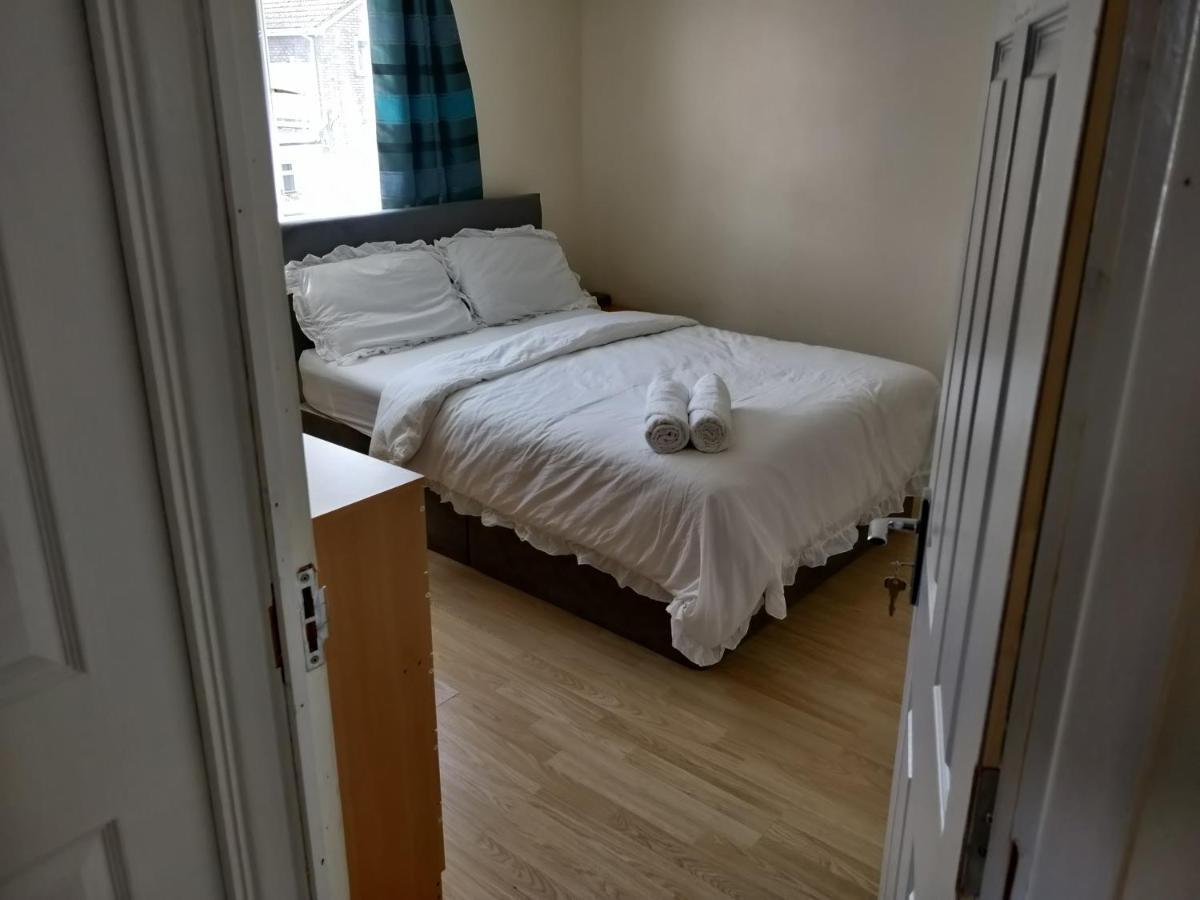 Beautiful House In Ruislip Hotel Northwood  Екстериор снимка