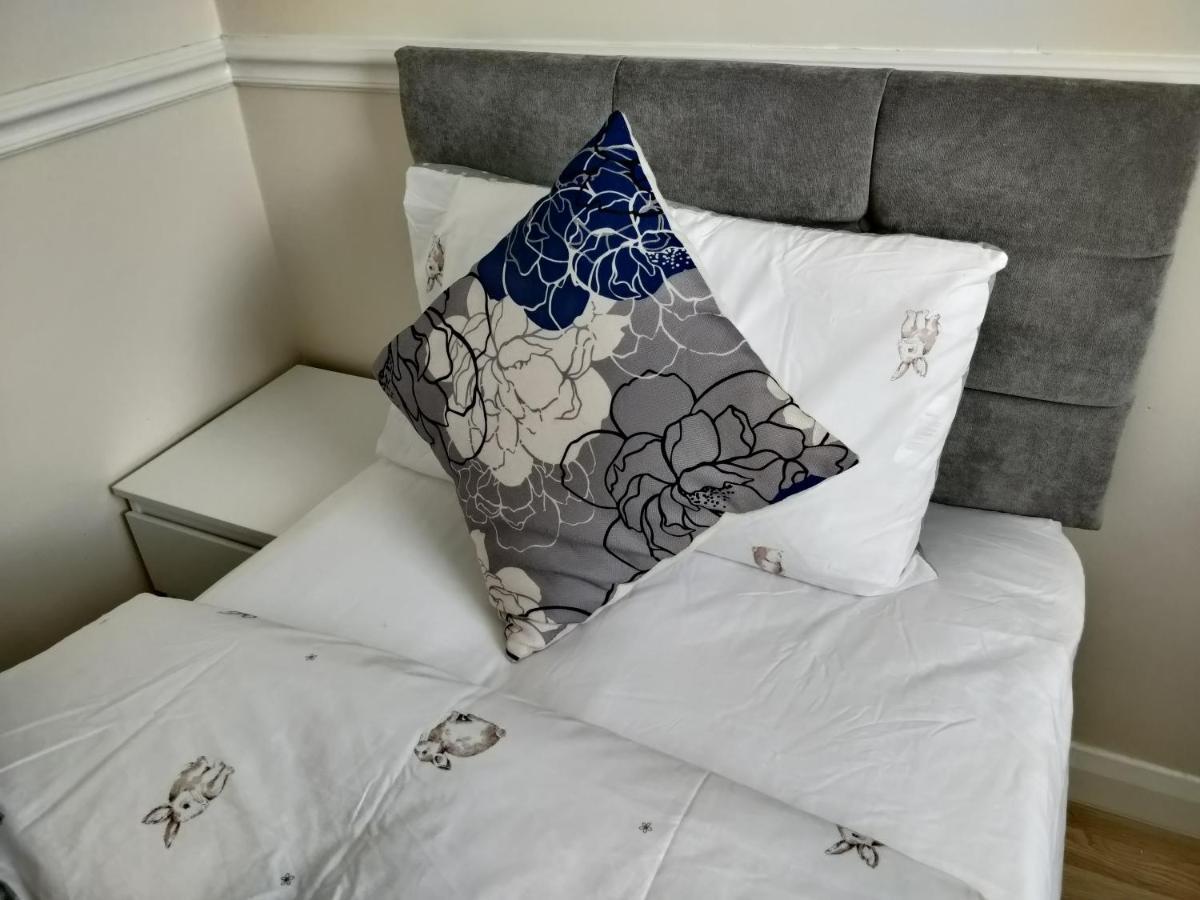 Beautiful House In Ruislip Hotel Northwood  Екстериор снимка