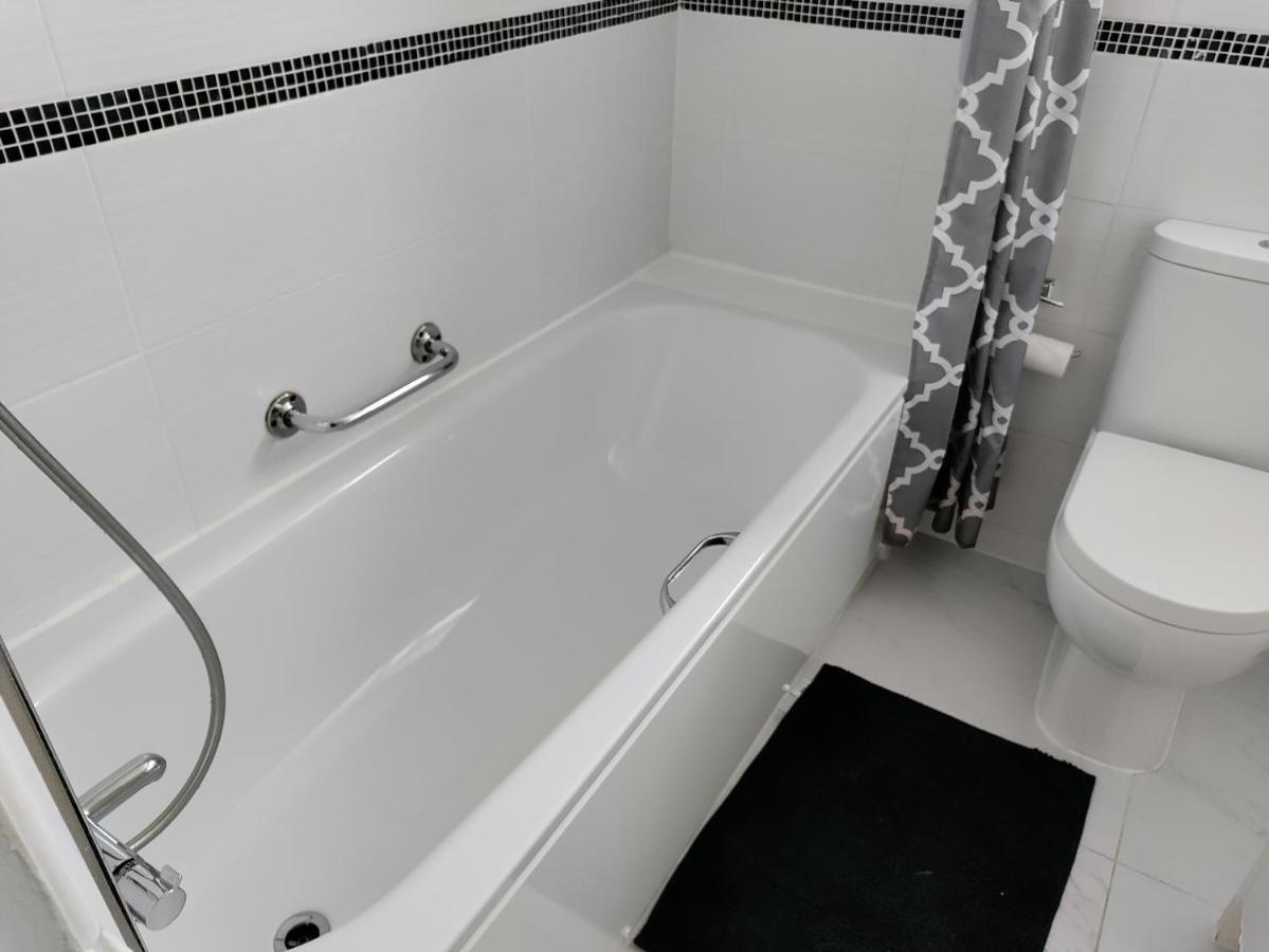 Beautiful House In Ruislip Hotel Northwood  Екстериор снимка
