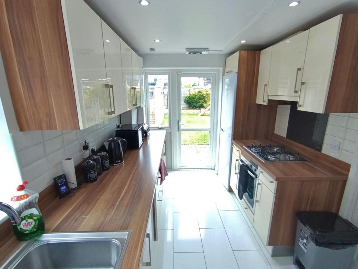 Beautiful House In Ruislip Hotel Northwood  Екстериор снимка